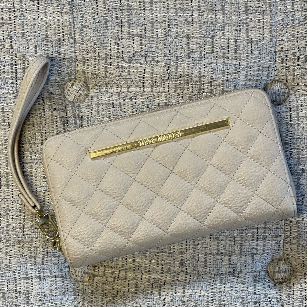 Steve Madden B Zippy Large Zip Around Wallet-Off White
Faux Leather, 8.25"x4.25"